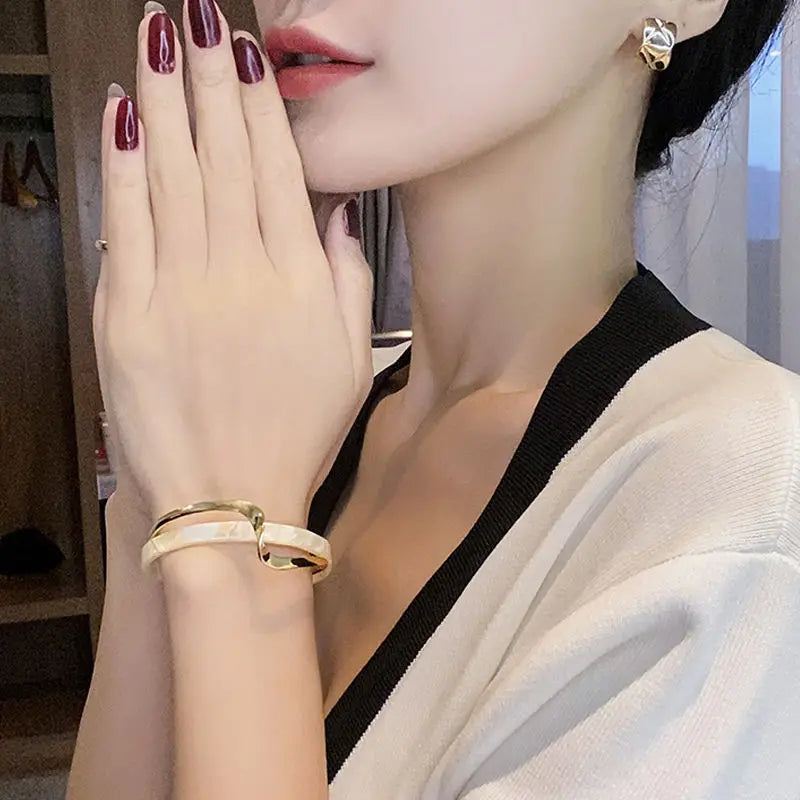 2021 NUOVO semplice bordo di crostacei bianchi piega metallo sovrapposizione geometrica resina acetica braccialetto aperto per gioielli da donna