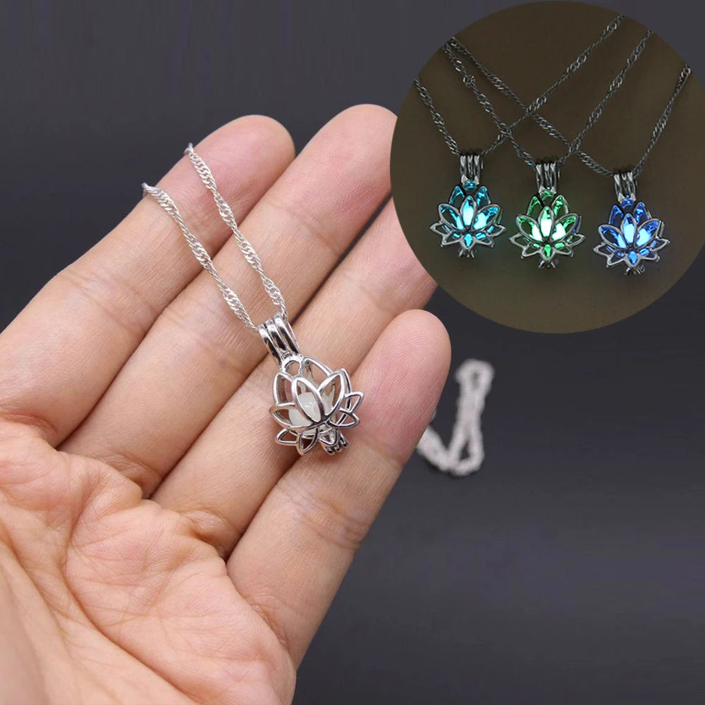 Collana con ciondolo a forma di fiore di loto luminoso che brilla al buio per le donne Gioielli di buddismo di preghiera di yoga