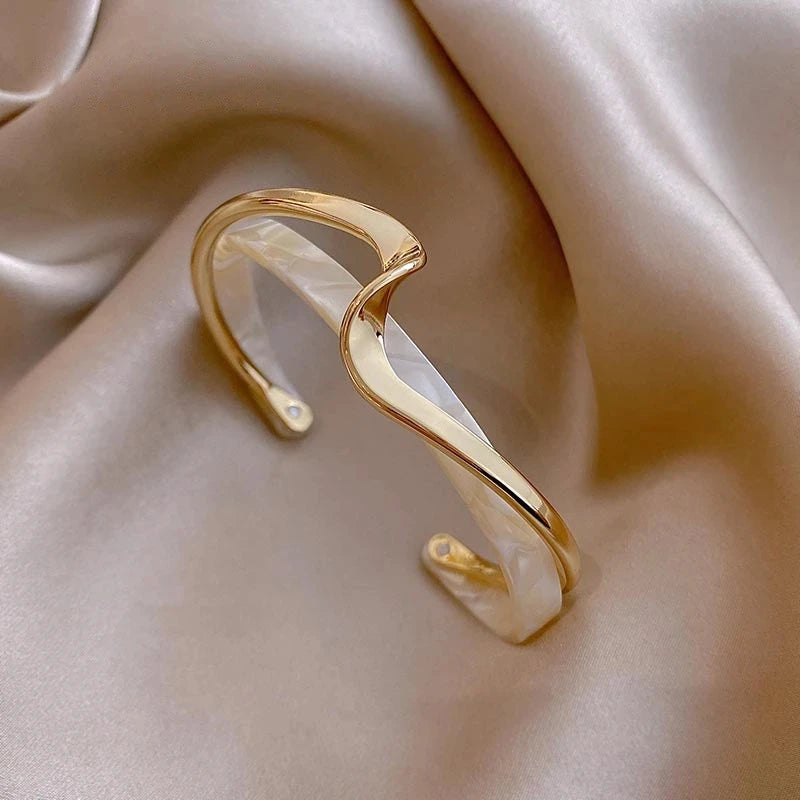 2021 NUOVO semplice bordo di crostacei bianchi piega metallo sovrapposizione geometrica resina acetica braccialetto aperto per gioielli da donna