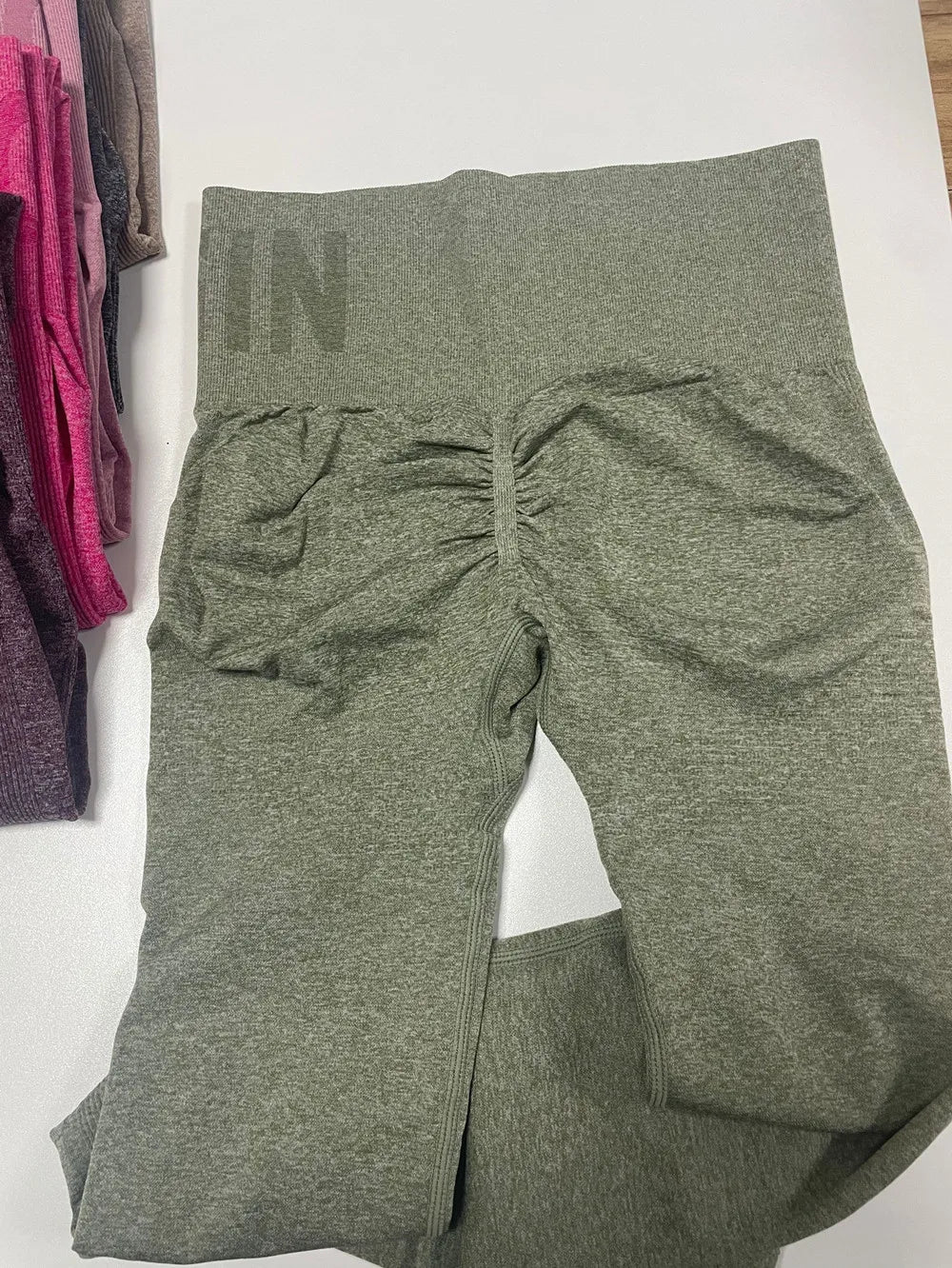 Pantaloni da yoga alla moda con lettera più recente Miele Pesca Pantaloni da yoga a vita alta con sollevamento dell'anca Leggings attillati per il fitness Leggings sportivi da allenamento senza cuciture per le donne