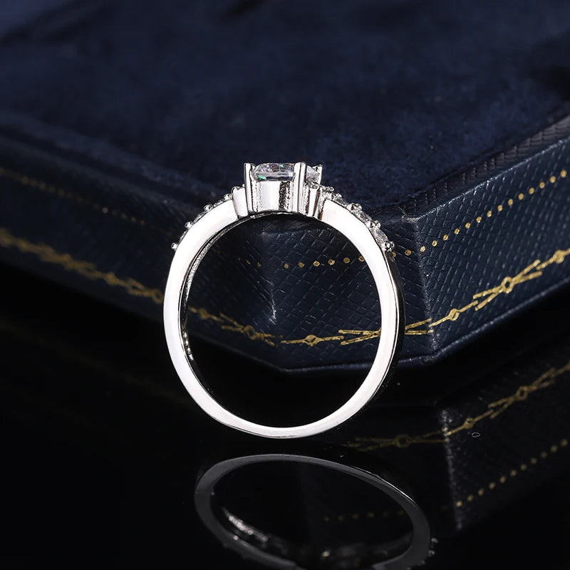 Anello in argento sterling 925 per donna Anello classico con zirconi lucidi Anello di fidanzamento regalo di anniversario di gioielli in argento di moda