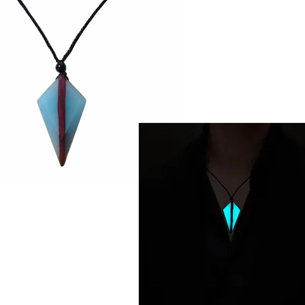 Collana con ciondolo a forma di freccia alla moda, resina di legno antico e gioielli energetici che si illuminano dopo aver assorbito la luce di notte, regalo