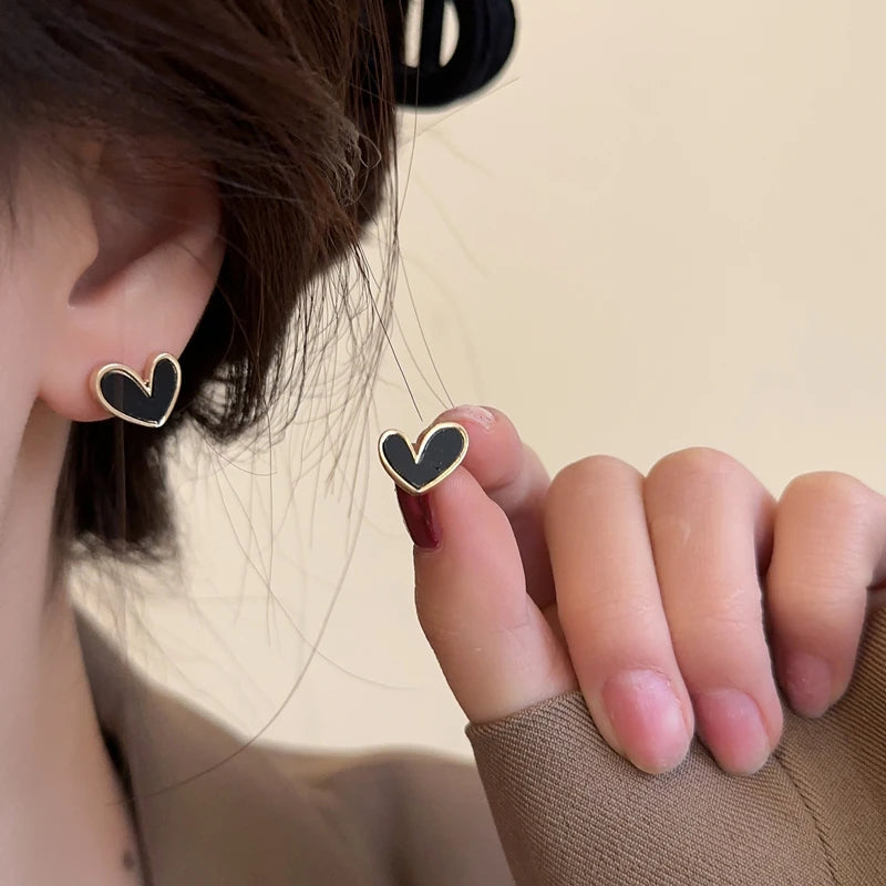 2023 Simple Small Black Heart Stud Earrings For Women Cute Girls Korean Style Love Earring Birthday Party Jewelry Wholesale