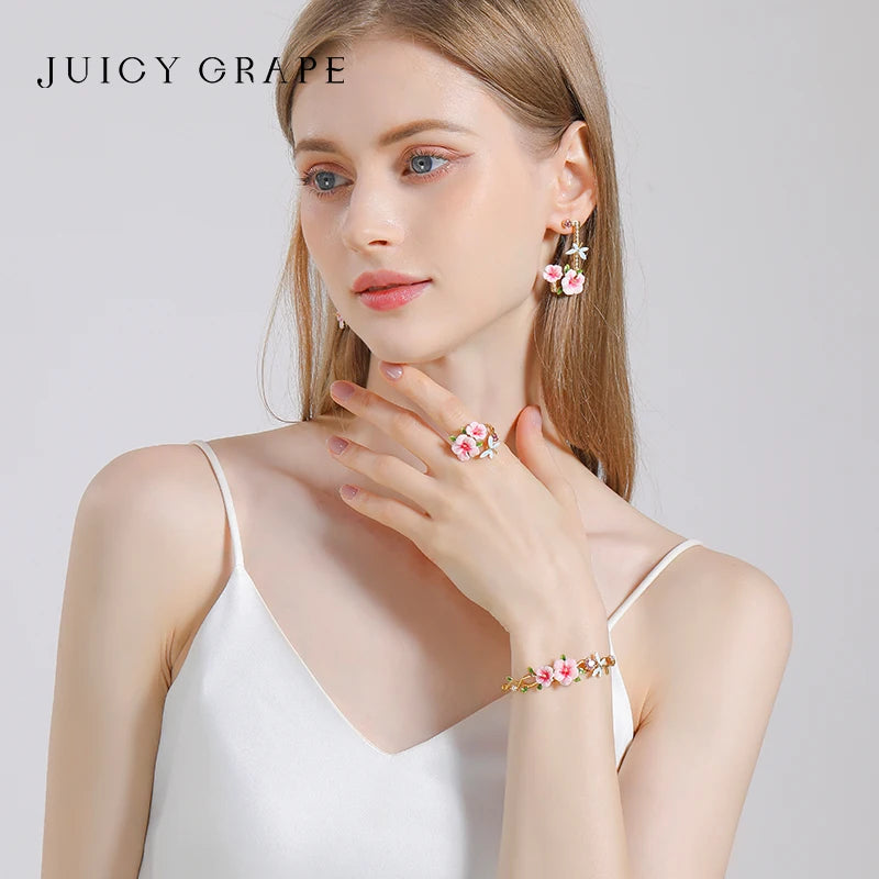 Juicy Grape 2023Nuovo braccialetto floreale squisito Bracciale con libellula di ibisco Bracciale in oro 18 carati placcato smaltato con catena regolabile